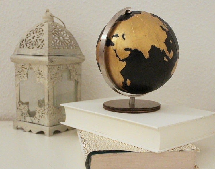 globe-terrestre-vintage-peinture-ardoise-continents-feuille-métallique-lanterne-ornements globe terrestre