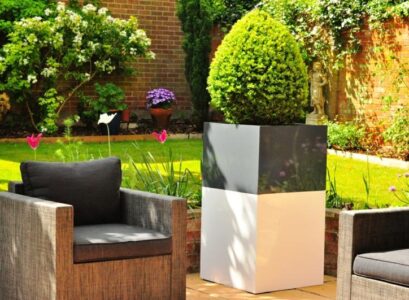 grande-jardiniere-béton-bicolore-noir-blanc-buis-boule-fauteuils-aspect-bois