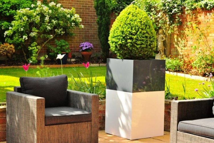 grande-jardiniere-béton-bicolore-noir-blanc-buis-boule-fauteuils-aspect-bois