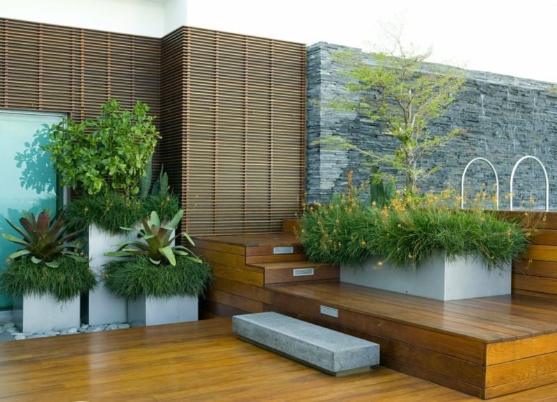 grande-jardiniere-béton-forme-rectangle-cube-terrasse-bois-cascade-murale-mur-pierre-grise