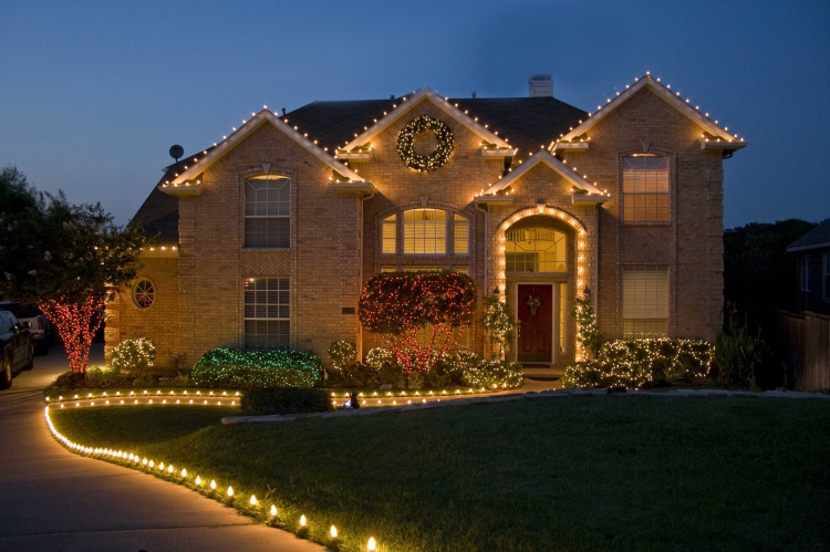 guirlande-lumineuse-exterieur-Noel-allee-jardin-decoration-festive