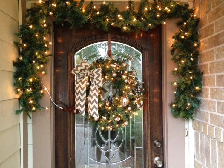 guirlande-lumineuse-exterieur-Noel-couronne-porte-branches-sapin-porte-entree