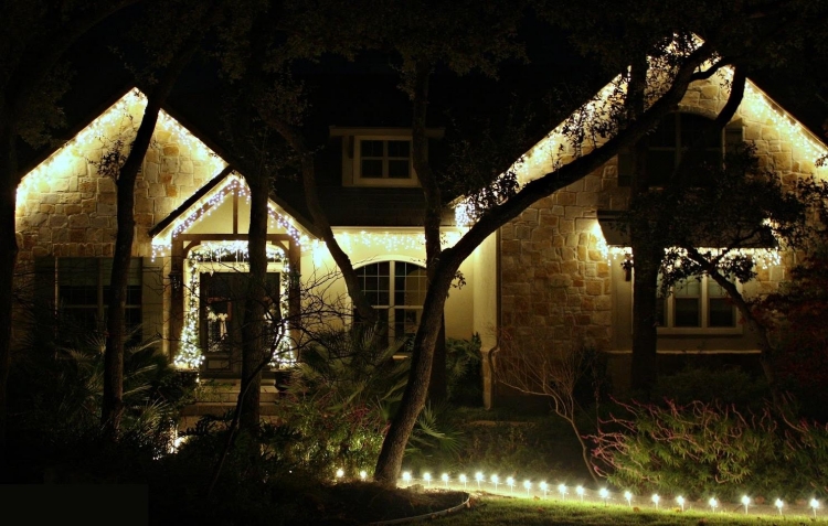 guirlande-lumineuse-exterieur-Noel-maison-arbre-allee-jardin