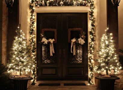 guirlande-lumineuse-exterieur-Noel-sapin-boules-decoratives