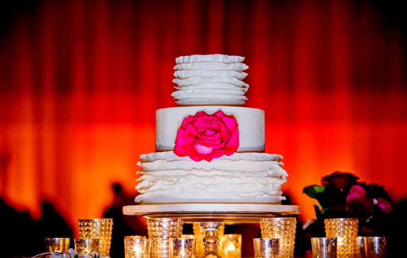 gâteau-mariage-3-étages-blanc-décoration-rose-magenta