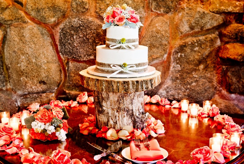 gâteau-mariage-automne-toile-jute-présentoir-troncs-arbre