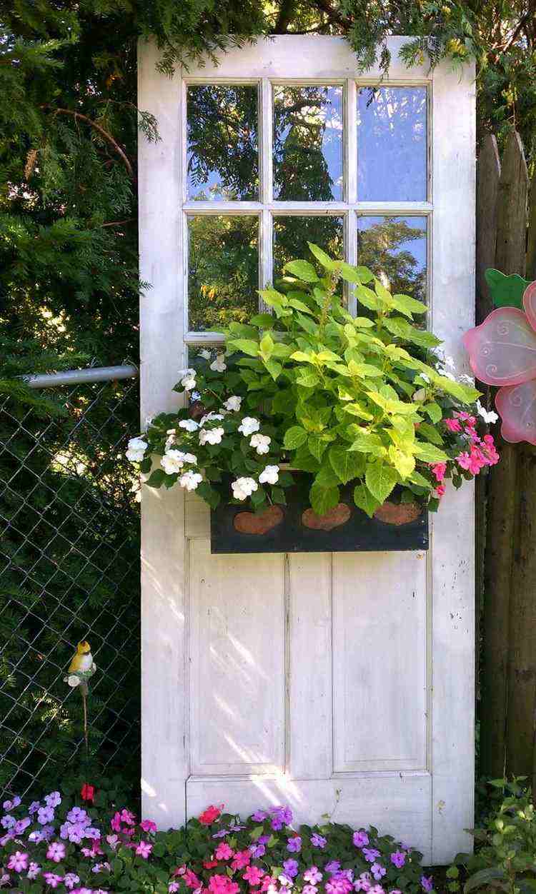 55 idées déco jardin – réutiliser les vieilles portes et fenêtres