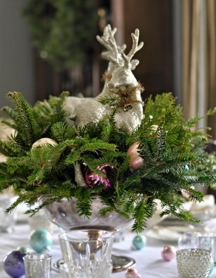 idée-originale-déco-table-Noël-argent-vert-figurines-rennes