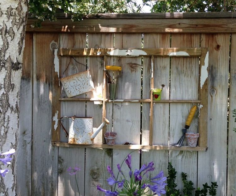 idées-déco-jardin-cadre-vieille-fenêtre-déco-rustique-étagère idées déco jardin
