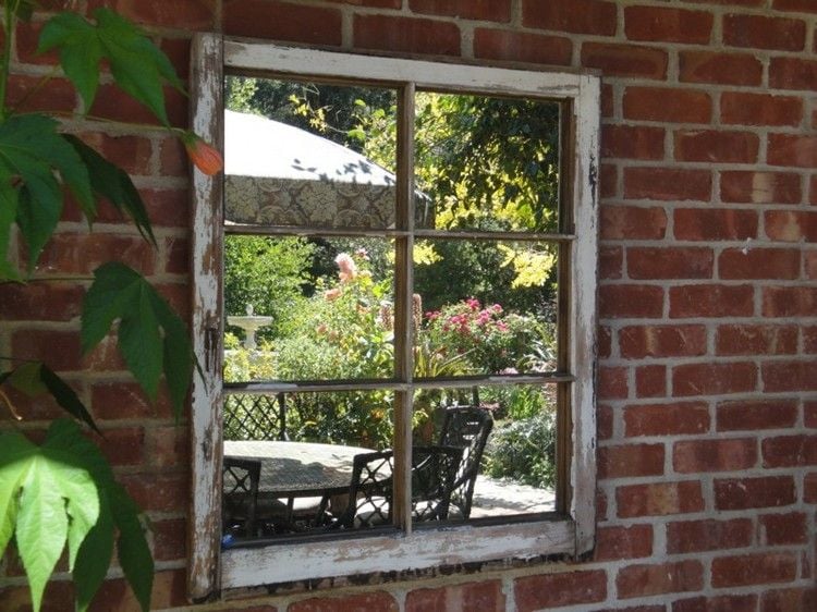 idées-déco-jardin-cadre-vieille-fenêtre-miroir-clôture-jardin-brique idées déco jardin