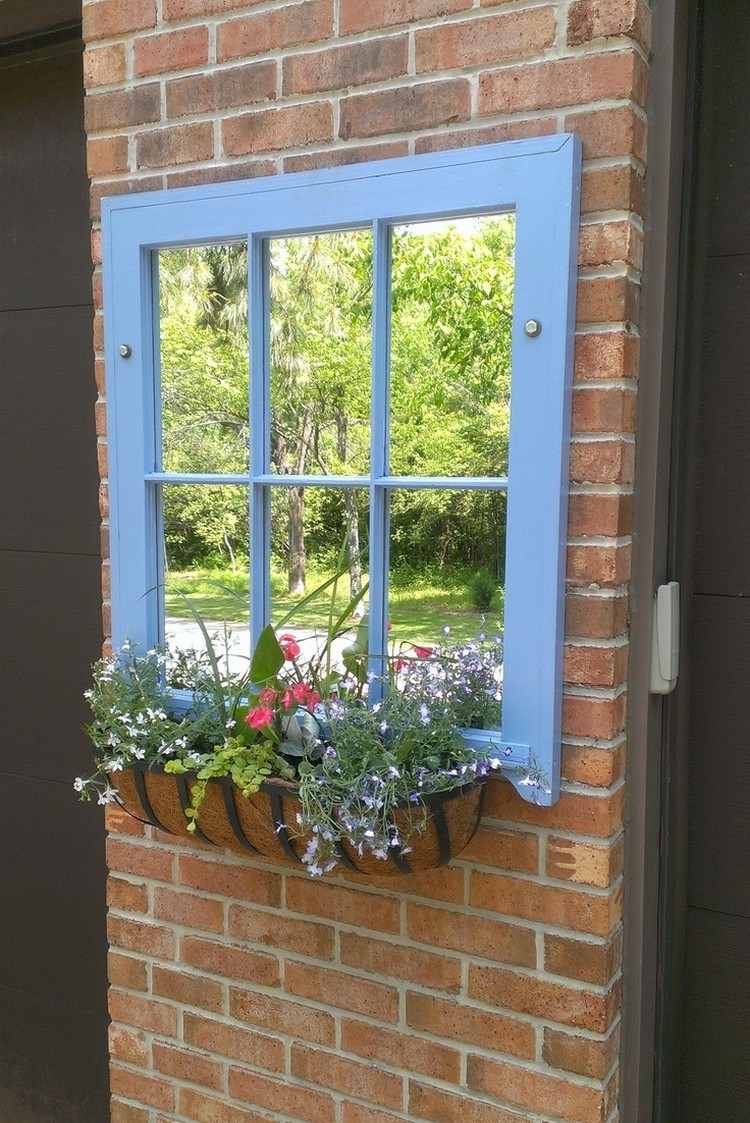 idées-déco-jardin-vieille-fenêtre-cadre-bleu-miroir-bac-fleurs