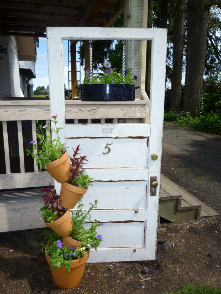 idées-déco-jardin-vieille-porte-blanche-support-pot-fleurs-terre-cuite
