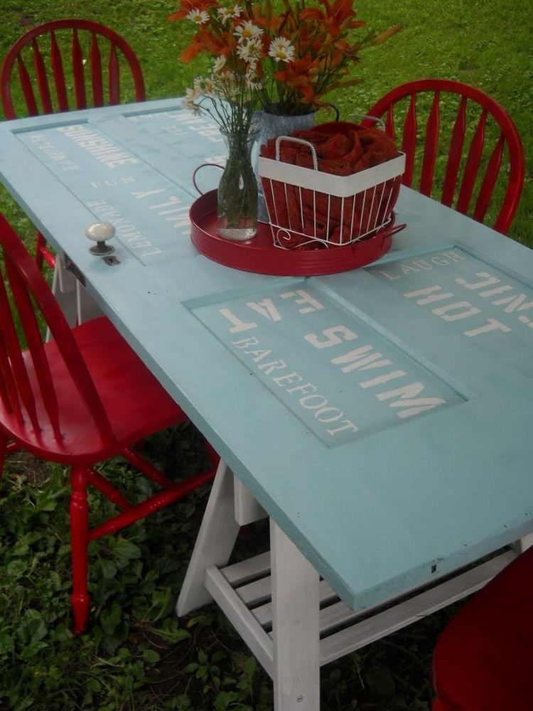 idées-déco-jardin-vieille-porte-bleu-pastel-table-jardin-chaises-rouges idées déco jardin