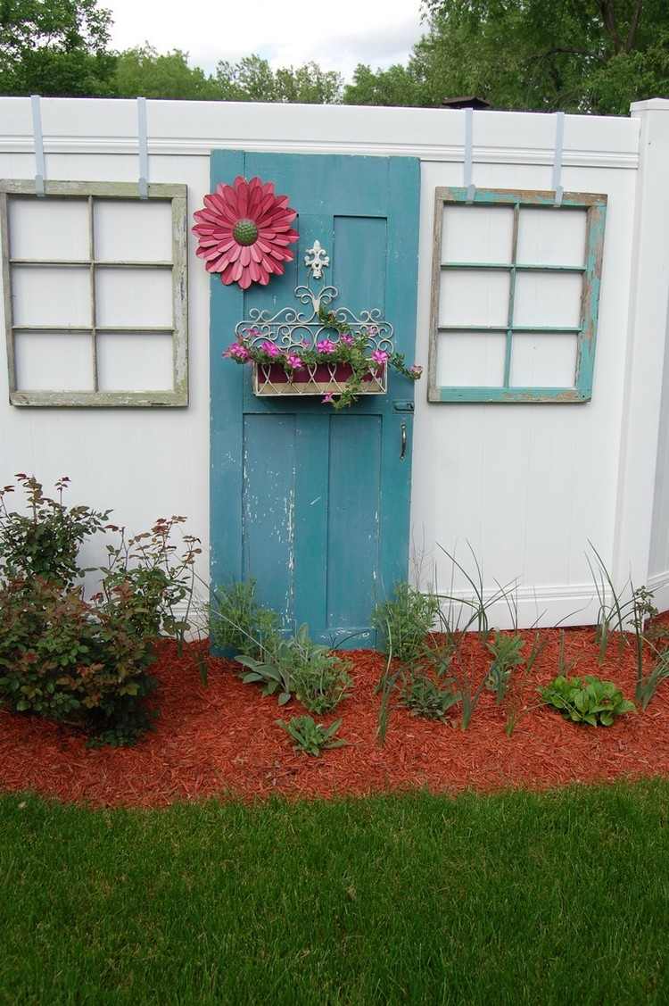 idées-déco-jardin-vieille-porte-bleue-support-jardinière-pétunias