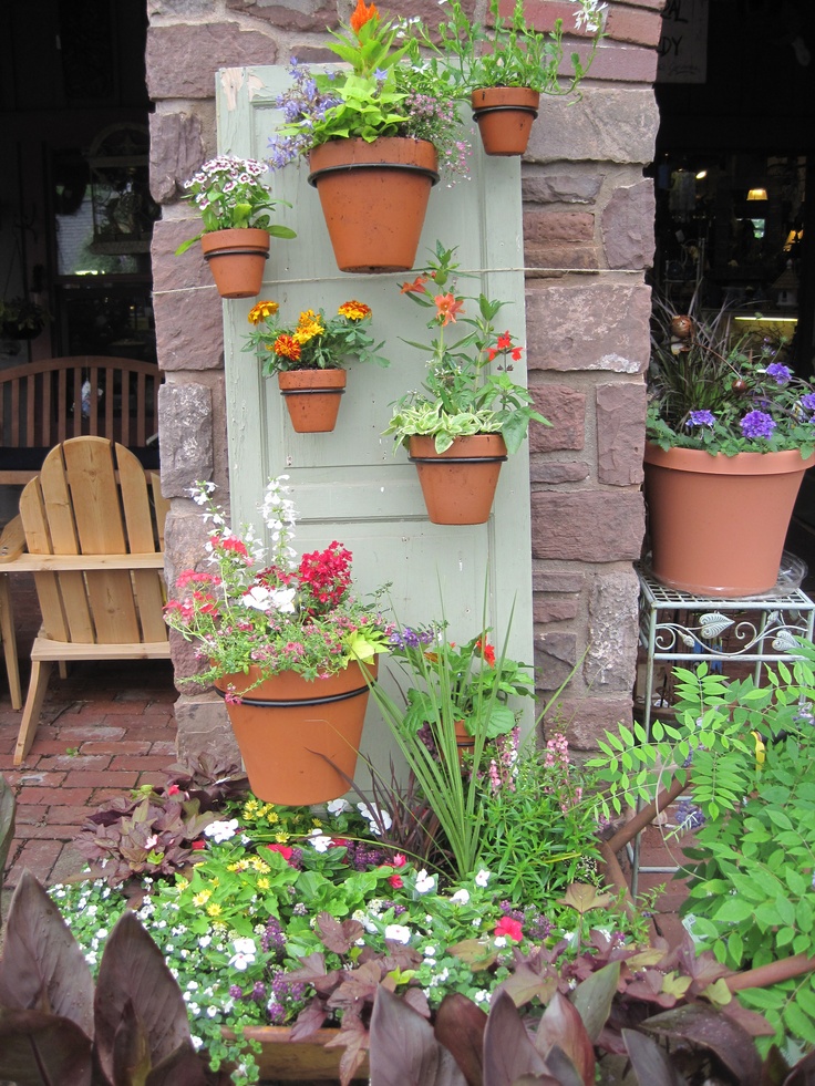 idées-déco-jardin-vieille-porte-jardin-vertical-pots-fleurs-terre-cuite