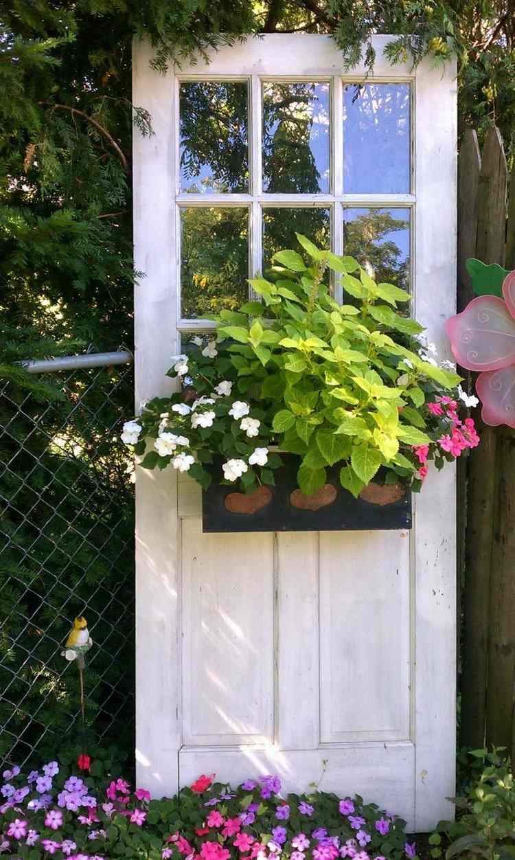idées-déco-jardin-vieille-porte-support-jardinière-plantes-vertes-fleurs