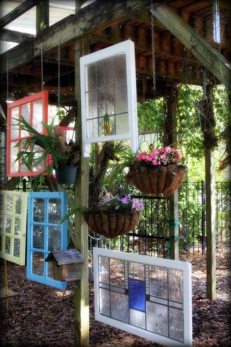 idées-déco-jardin-vieilles-fenêtres-suspendues-pots-fleurs idées déco jardin