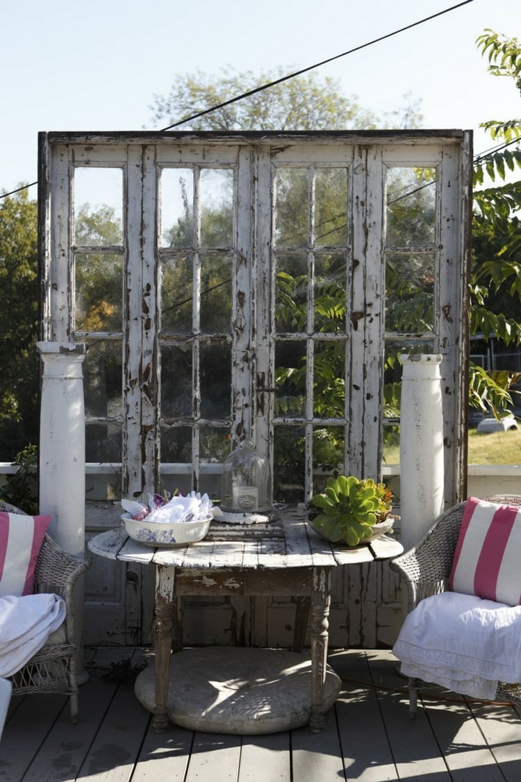 idées-déco-jardin-vieilles-fenêtres-vintage-table-basse-bois-grisâtre-terrasse 