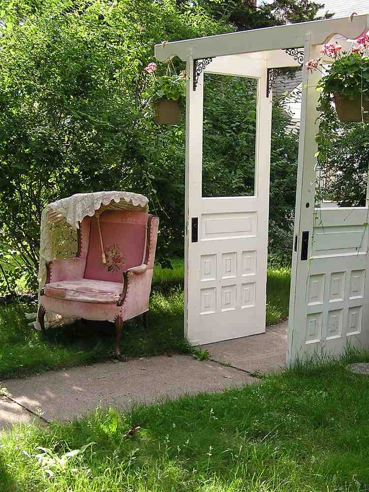 idées-déco-jardin-vieilles-portes-blanches-pergola-fauteuil-rose-vintage