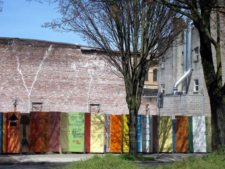 idées-déco-jardin-vieilles-portes-multicolores-clôture-jardin