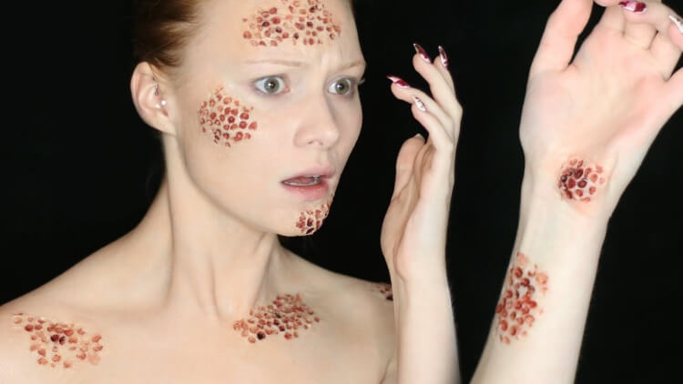 imitation peau brûlée maquillage femme pour halloween
