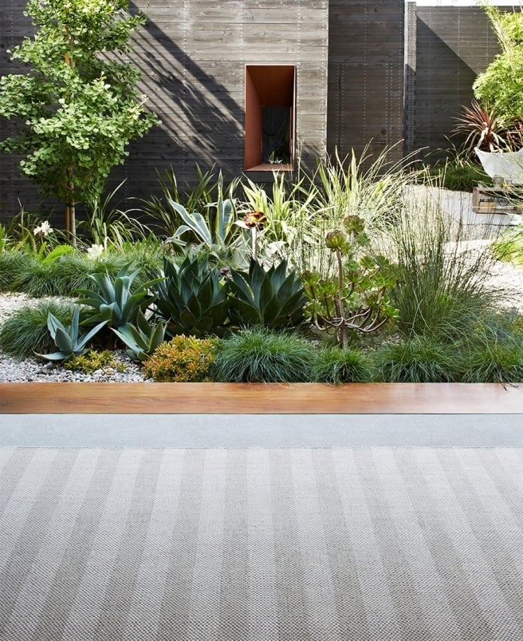 jardin contemporain terrasse bois tapis extérieur rayé jute