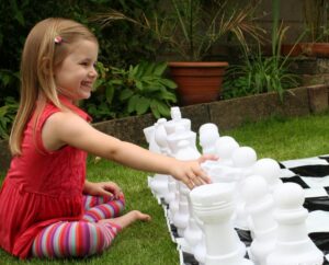 jeux d'enfants jardin activités plein air échecs pièces géantes