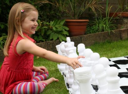 jeux d'enfants jardin activités plein air échecs pièces géantes