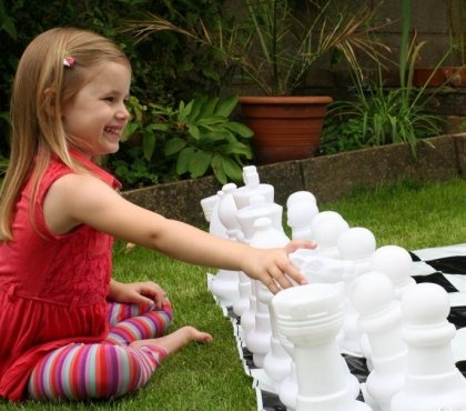 jeux d'enfants jardin activités plein air échecs pièces géantes