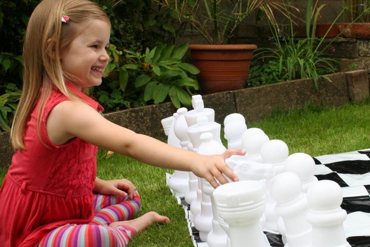 jeux d'enfants jardin activités plein air échecs pièces géantes