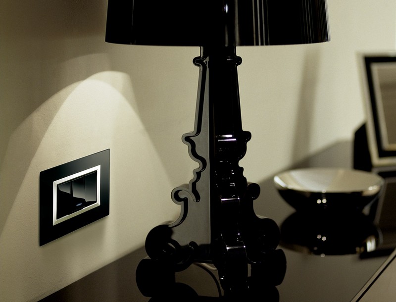 lampe-Kartell-noire-interrupteur-variateur-lumière-designn
