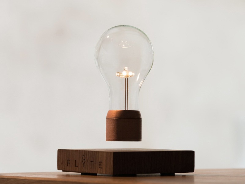 lampe-poser-design-Flyte-base-bois-ampoule-verre-métal