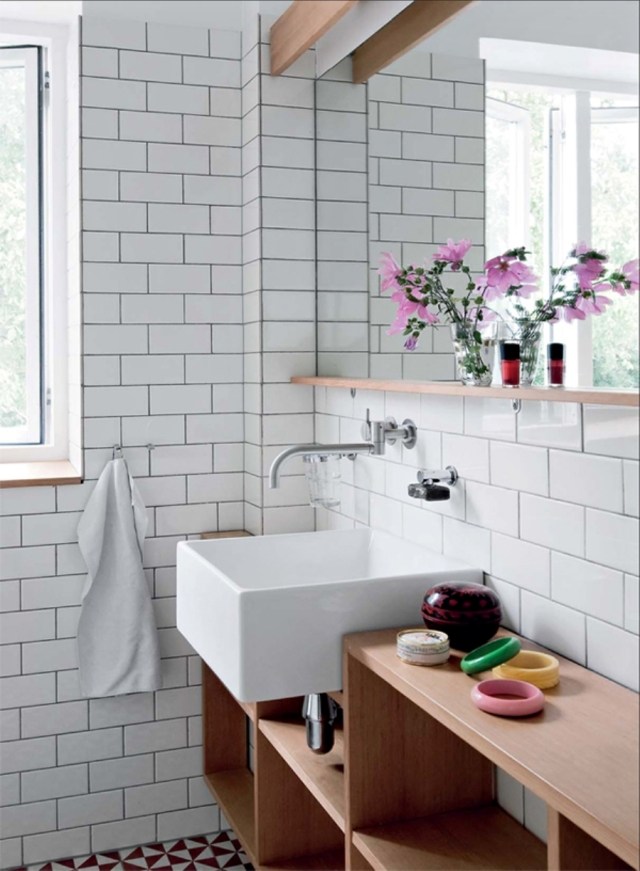lavabo-carré carrelage blanc métro accents bois scandinave salle bains
