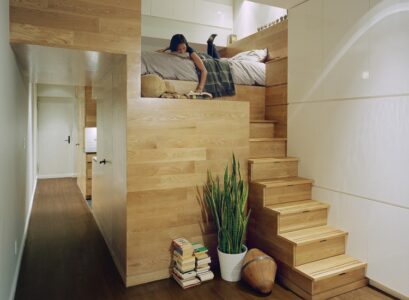 lit-mezzanine-adulte-bois-escalier-pots-fleurs