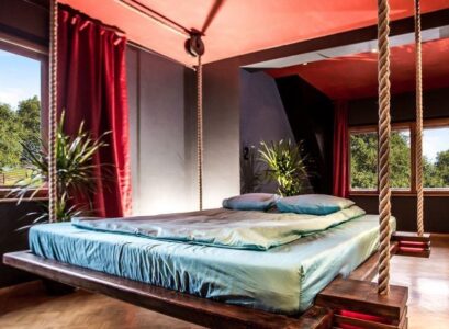 lit-suspendu-design-eclairage-led-bois-massif-draps-coussins