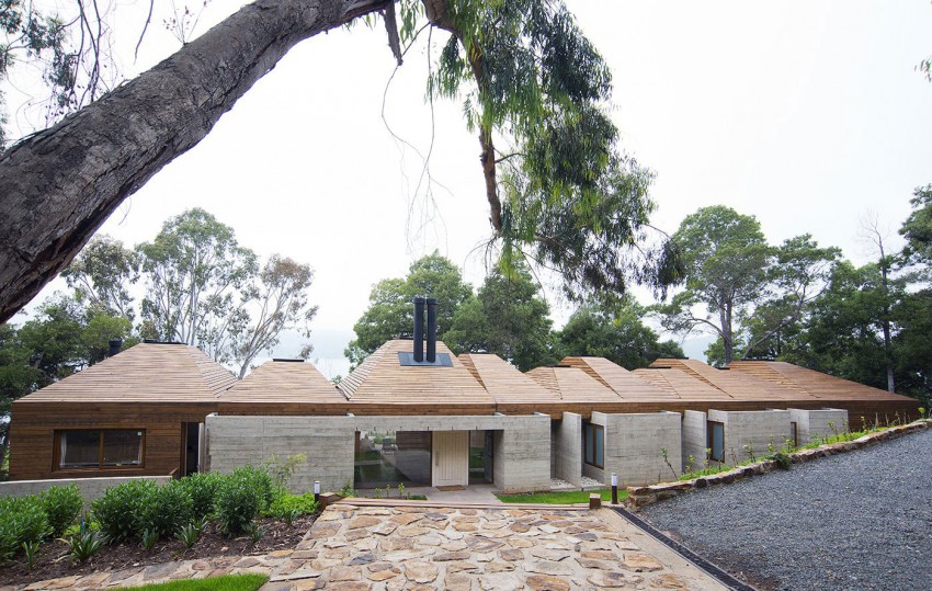 maison-bois-moderne-RP-House-architecture-façade-bois-allée-ardoises-gravier-gris