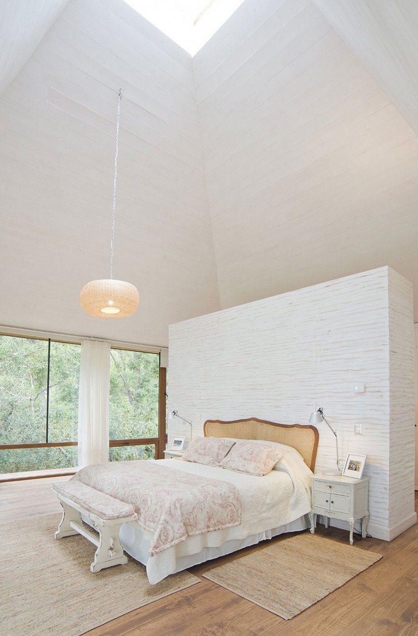 maison-bois-moderne-RP-House-chambre-coucher-suspensions-haut-plafond-tapis-sisal-déco-murale-aspect-bois