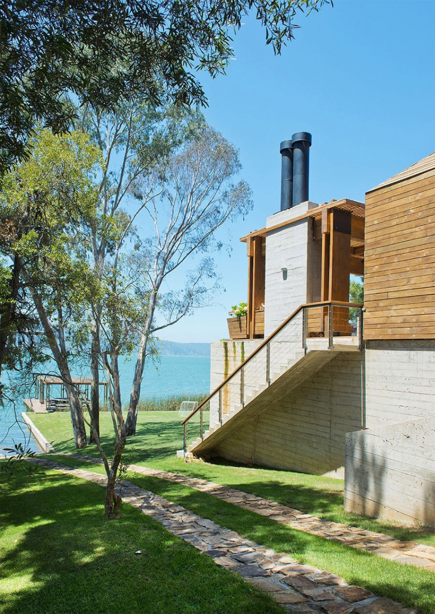 maison-bois-moderne-RP-House-façade-bois-vue-imprenable-lac maison en bois moderne