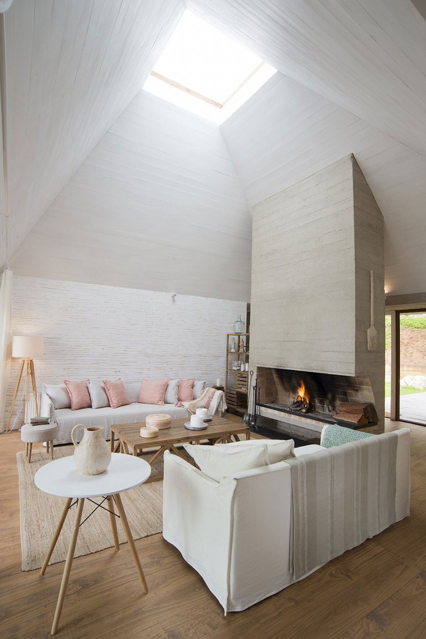 maison-bois-moderne-RP-House-intérieur-cheminée-canapés-blancs-coussins-rose-pâle-table-basse