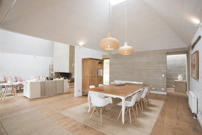 maison-bois-moderne-RP-House-salle-manger-table-bois-chaises-eames-suspensions-tressées-tapis-sisal maison en bois moderne