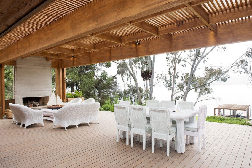 maison-bois-moderne-RP-House-terrasse-bois-mobilier-extérieur-rotin-blanc-cheminée-vue-lac