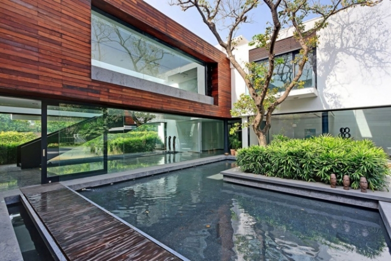 maison design de luxe bassin moderne passage intérieur