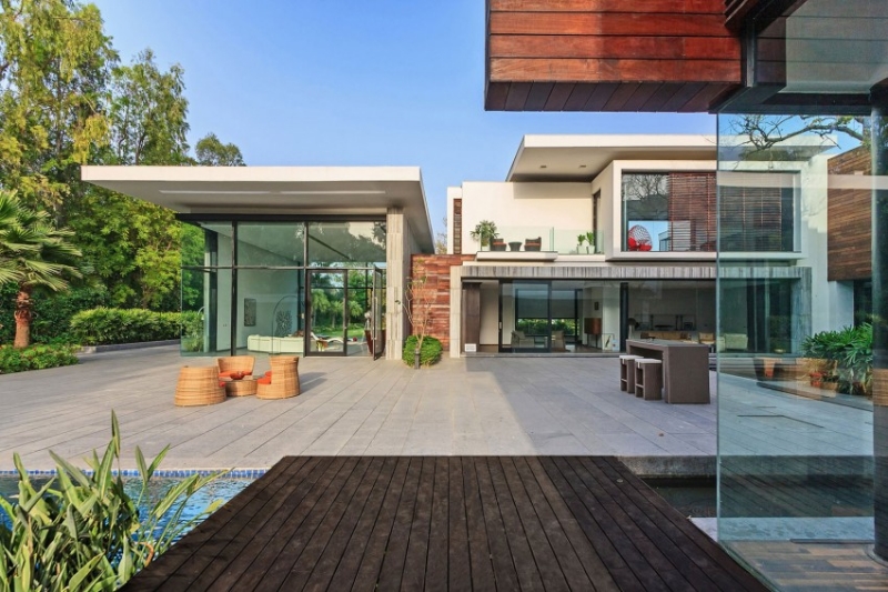 maison-design de luxe terrasse piscine extérieure