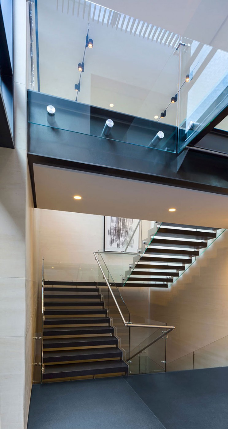 maison-ecolo-Casa-Dalias-escalier-droit-éclairage-indiret-garde-corps-verre