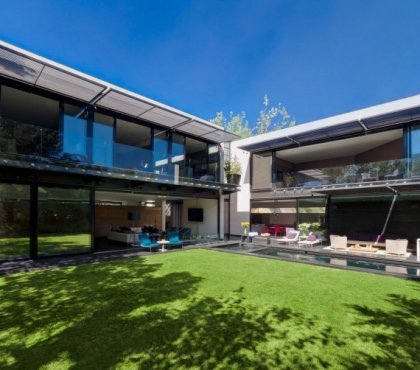 maison-ecolo-fenêtres-vere-piscine-gazon-salon-jardin-blanc