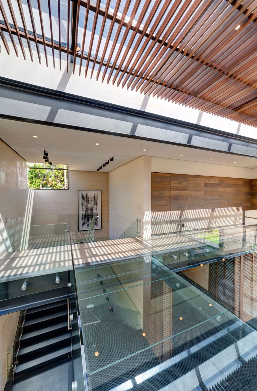 maison-ecolo-plafond-lames-orientables-bois-garde-corps-verre-transparent maison écolo