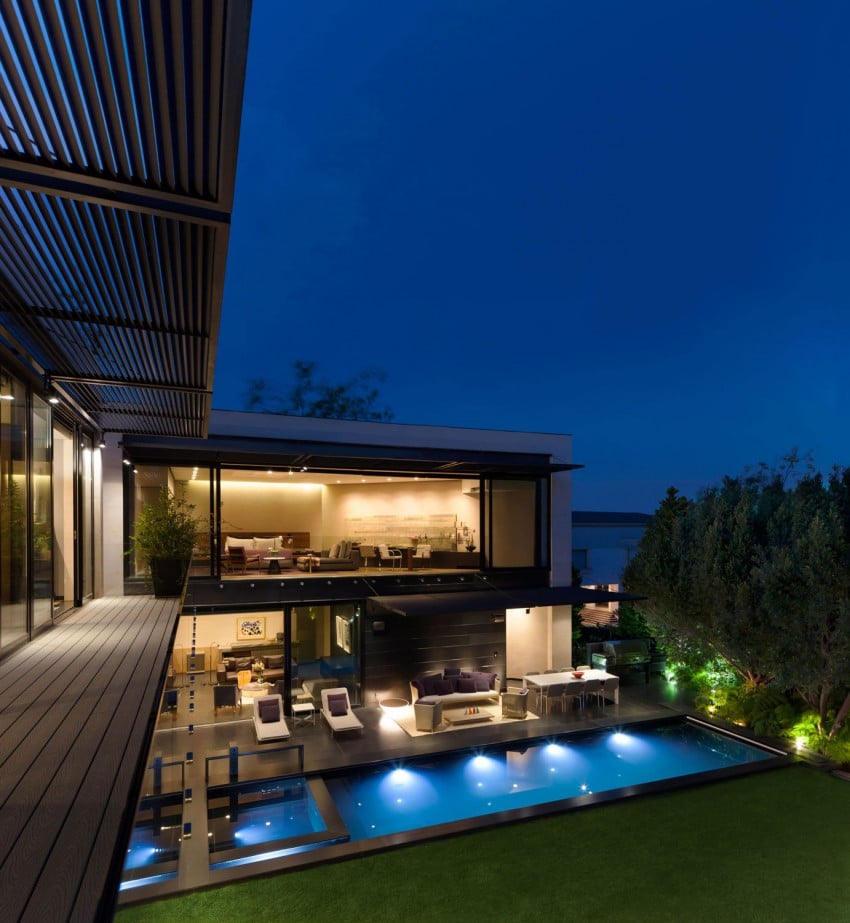 maison-ecolo-vue-extérieur-piscine-illuminée-terrasse-gazon maison écolo