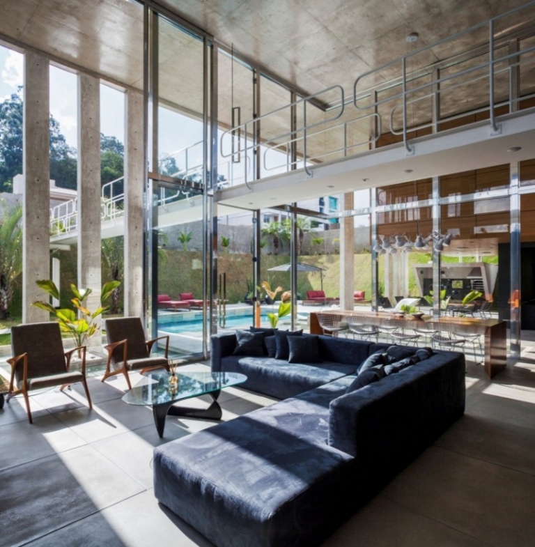 maison-piscine-moderne-vue-salon-canapè-angle-table-verre