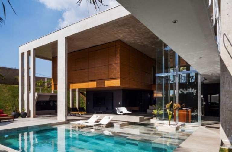 maison avec piscine toit colonnes béton revêtement bois-métal