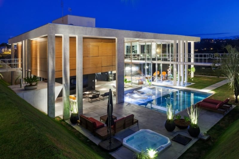 maison-sous-sol-luxe-paserelle-entoure-terrasse-piscine